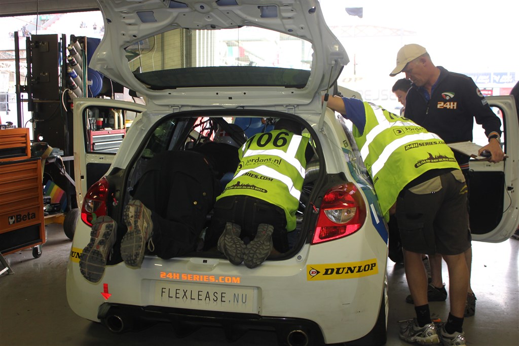 Der blev kæmpet i 26 minutter for at få skiftet brændstofpumpen.
(Foto: Nymark Racing)